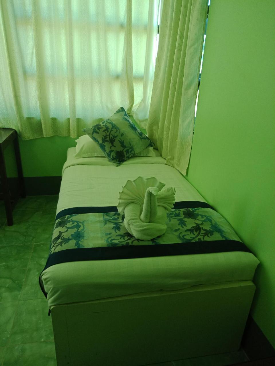 Nay Chi Lin Hotel Pathein Exteriör bild